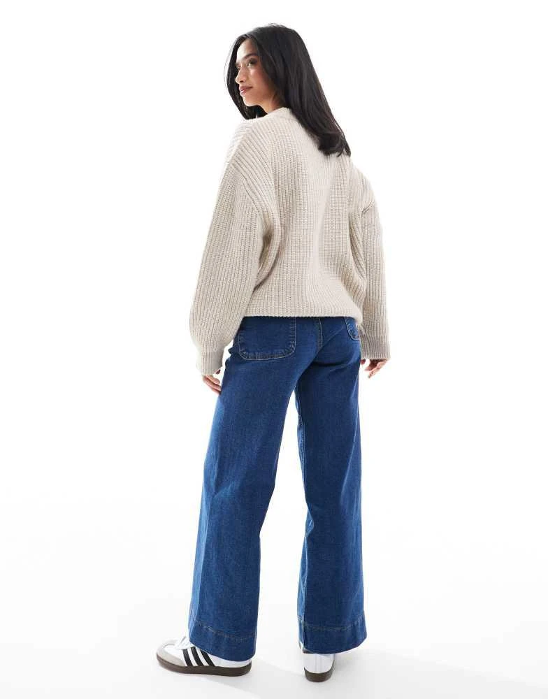 Stradivarius Stradivarius Petite D77 staight leg jean with button detail in dark wash 2