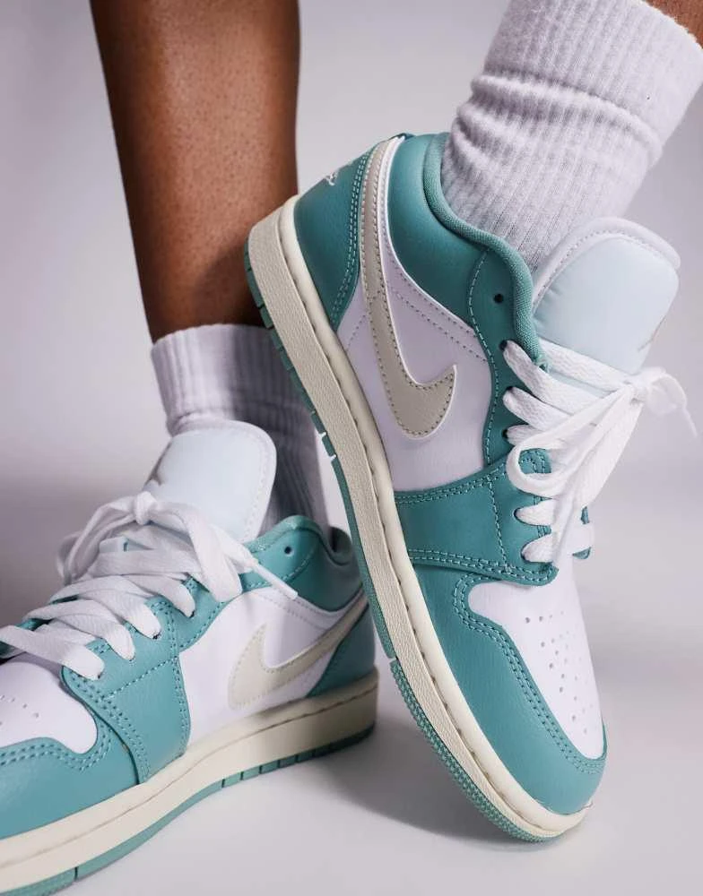 Jordan Nike Air Jordan 1 Low trainers in white and light blue 4