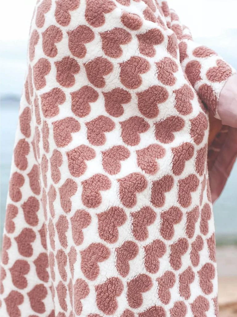 Little Giraffe Heart Satin-Trimmed Throw Blanket 5