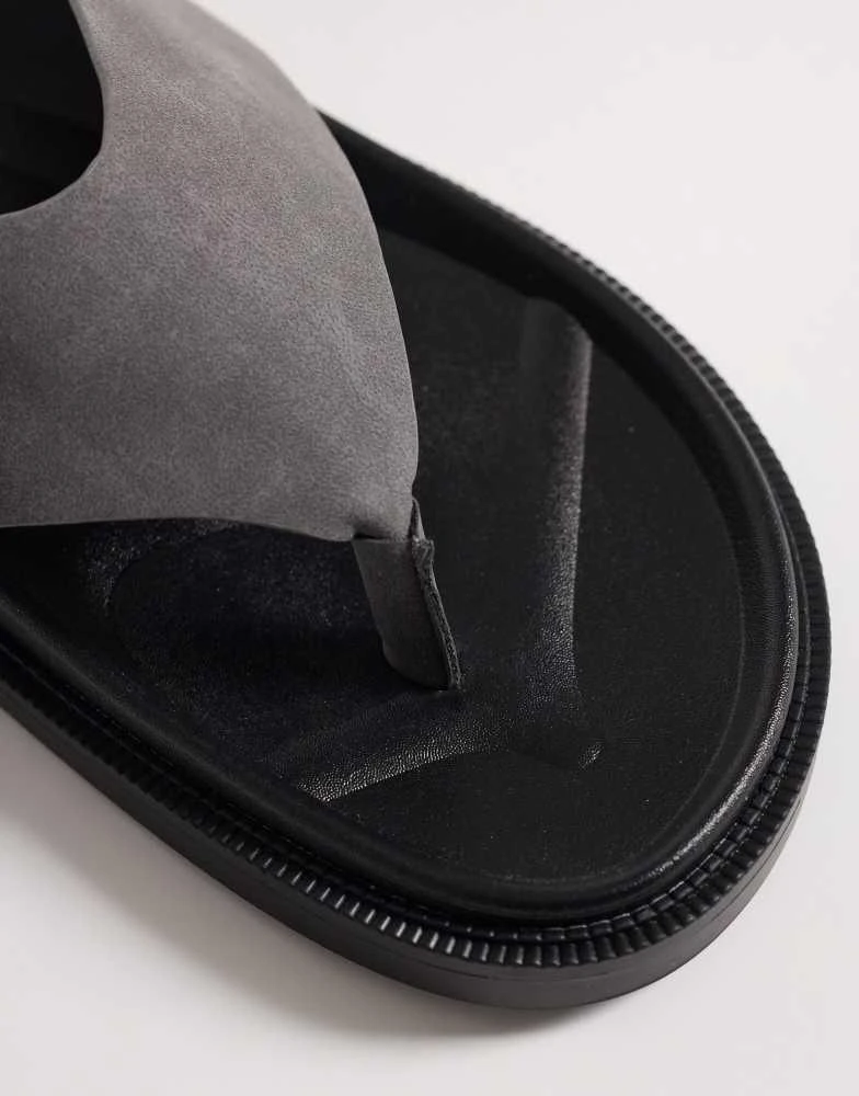 ASOS ASOS DESIGN classic flip flops in charcoal 4