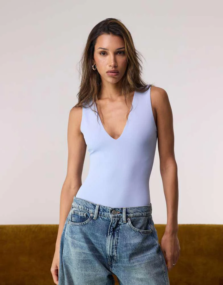 Good American Good American sculpting deep v tank bodysuit in sky mist 1