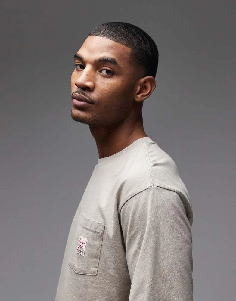 Levi
s Levi
s Workwear pocket logo t-shirt in brown 4