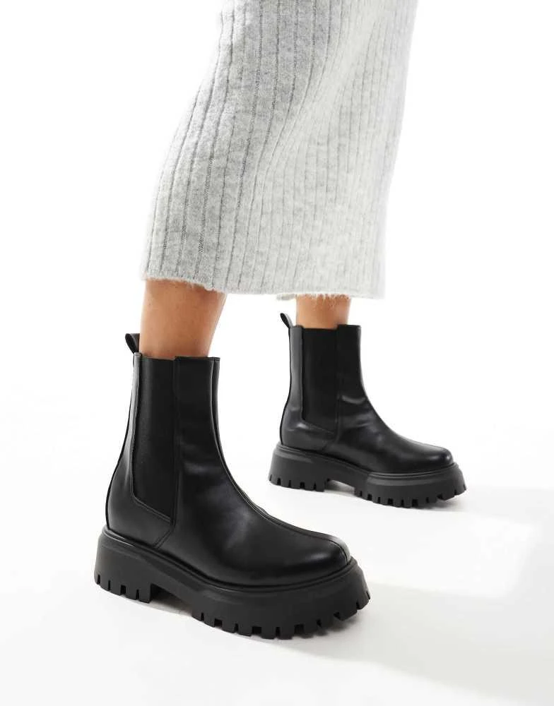 ASOS DESIGN Wide Fit Amber chunky chelsea boots in black – On Sale