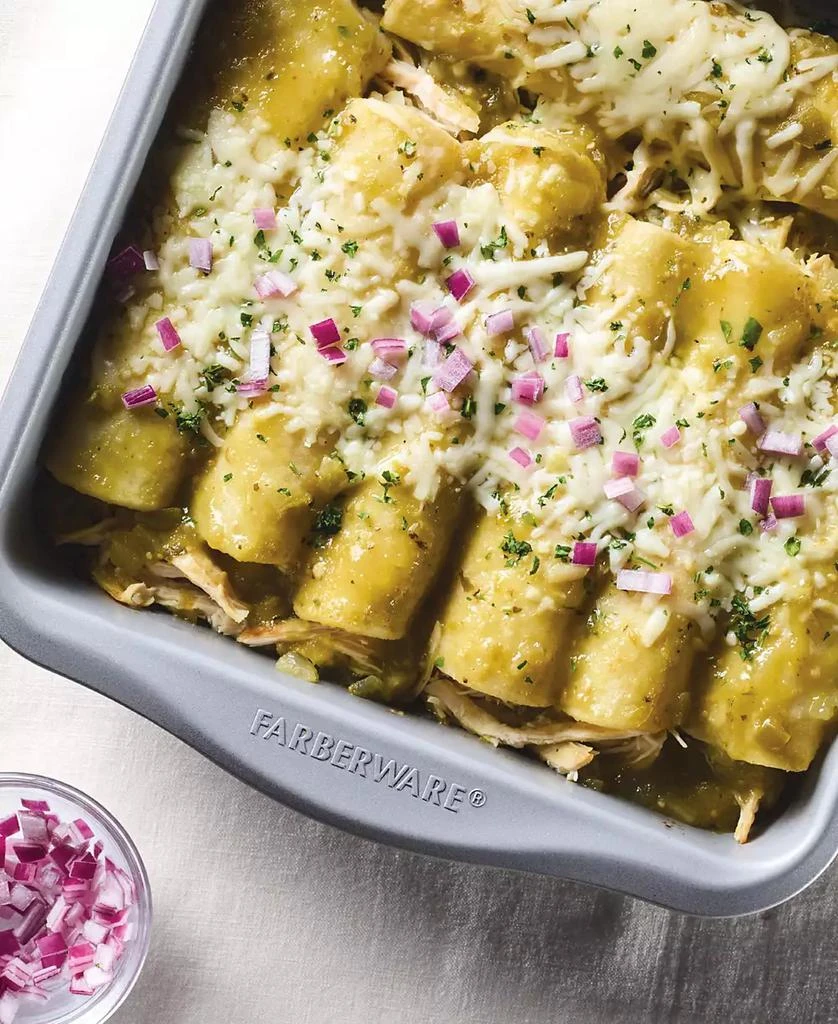 Farberware Bake with Mickey Mouse 9-Inch Square Cake Pan 5