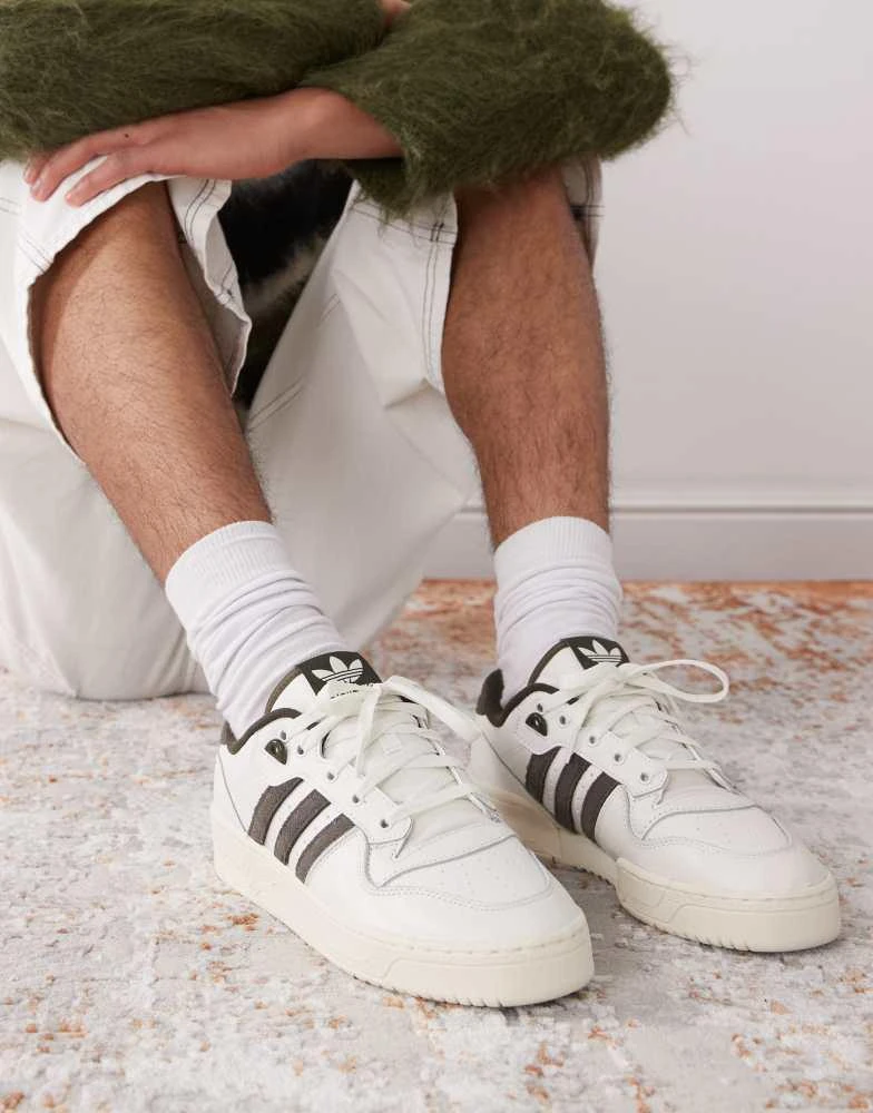 Adidas adidas Originals Rivalry 86 Low trainers in white and olive 5