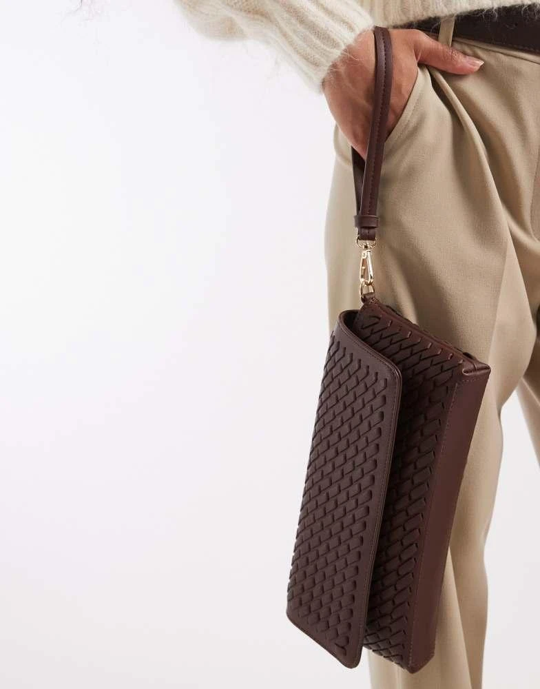 Glamorous Glamorous woven clutch bag in dark brown 4
