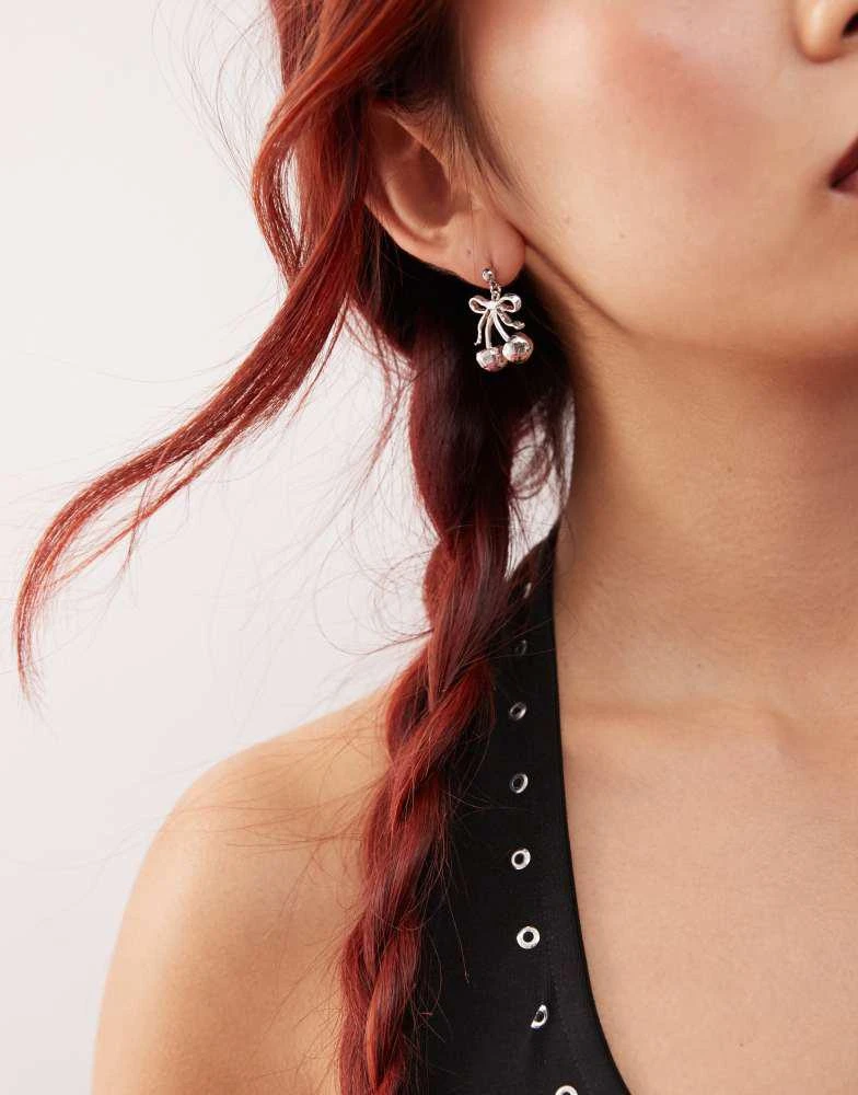 En Route En Route cherry ribbon earrings in palladium plated 1