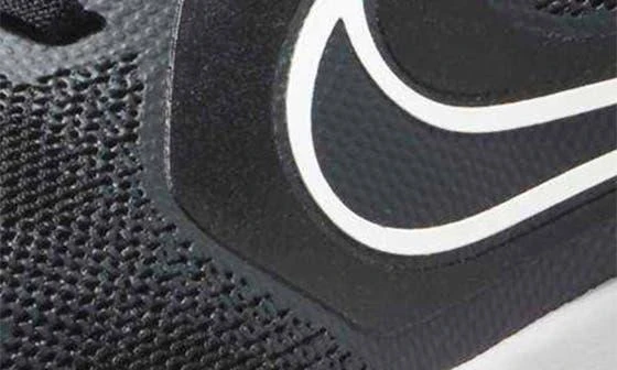 NIKE Cosmic Runner Running Shoe 9