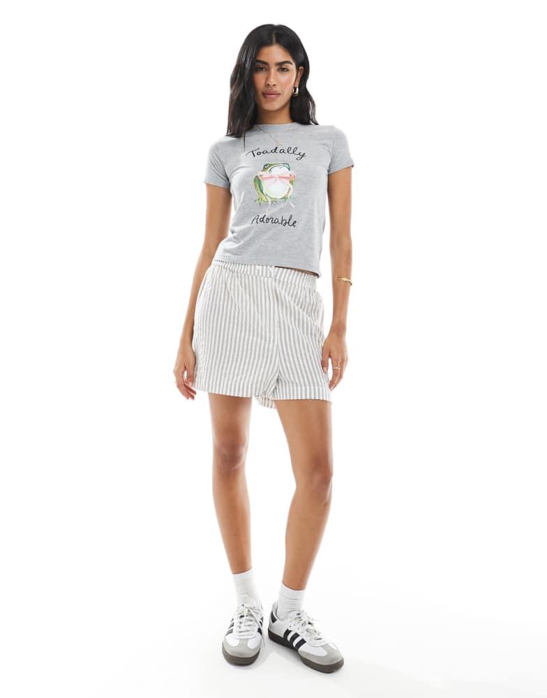 Daisy Street Daisy Street toadally adorable frog graphic tee in grey