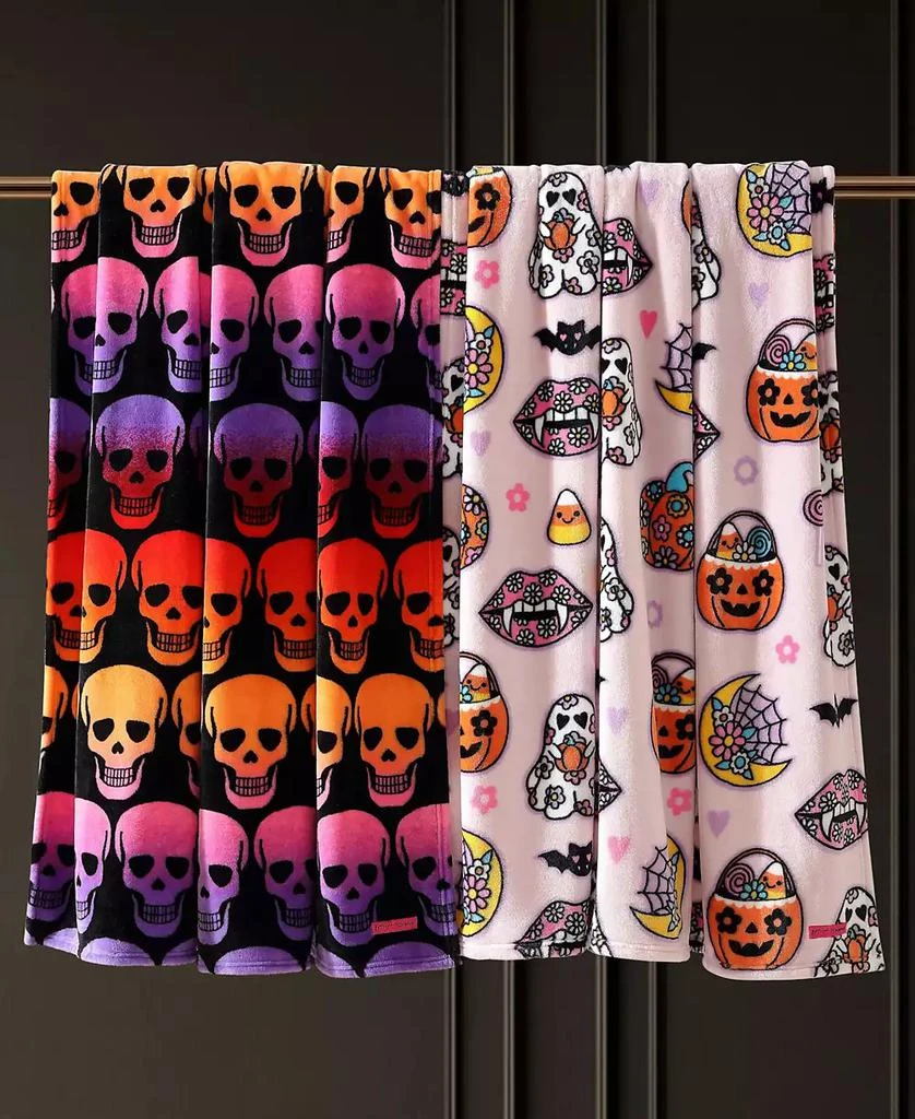 Betsey Johnson Halloween Ultra Soft Plush Fleece Throw, 70" X 50" 1