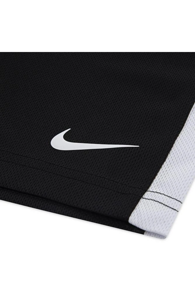 NIKE Kids
Swoosh T-Shirt
Shorts Set 3