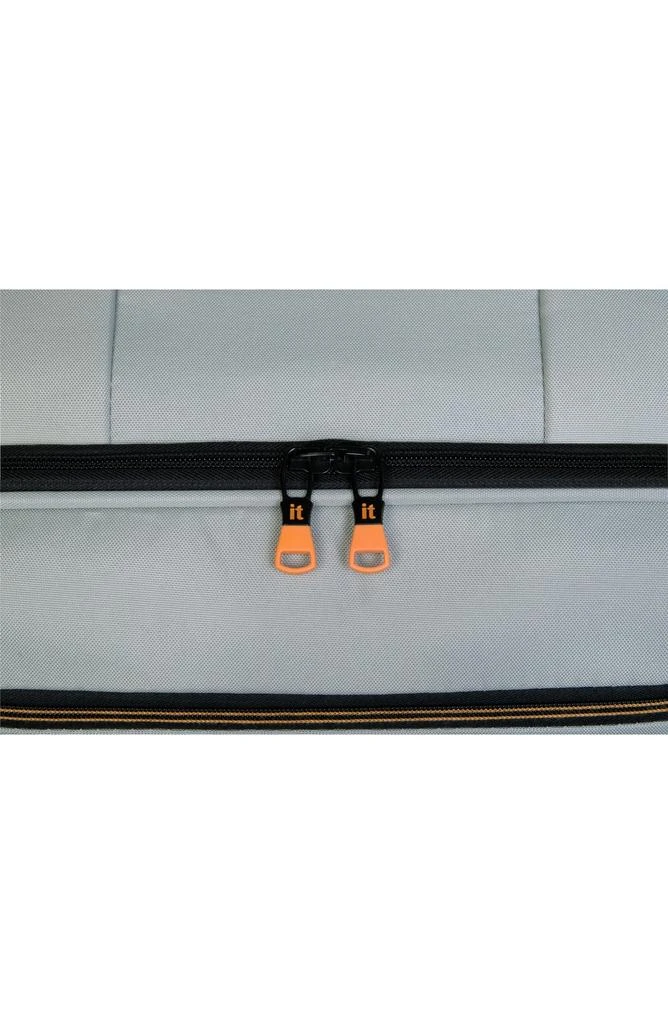 it luggage Compartment 27-Inch Softside Spinner Luggage 9