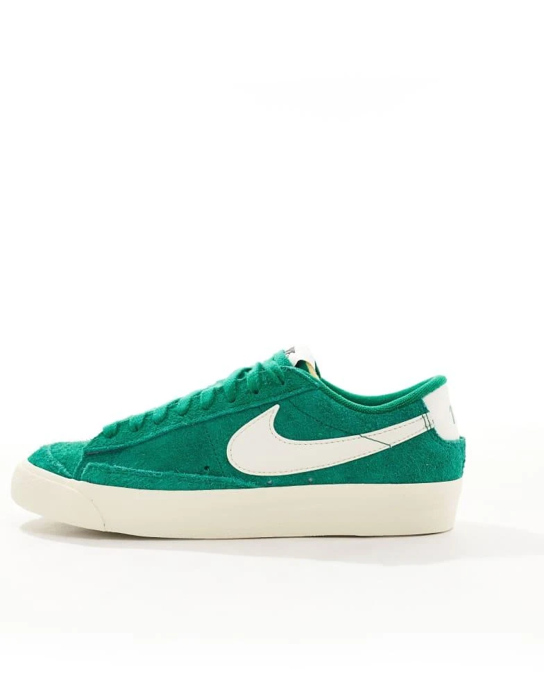NIKE Nike Blazer Low 77 trainer in green 2