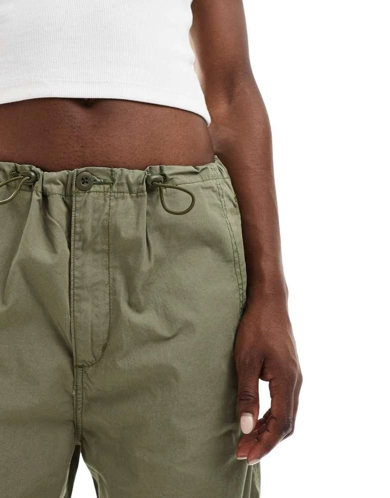 Levi's Levi's parachute pant with elastic waist drawcord in green 3