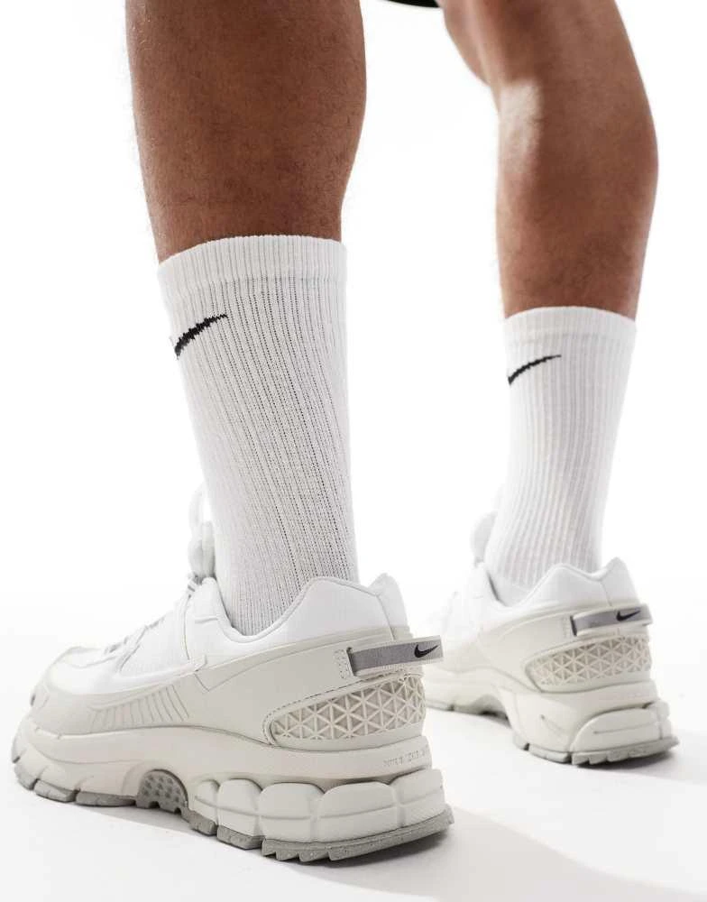 NIKE Nike Zoom Vomero 5 Roam trainers in white and grey 3