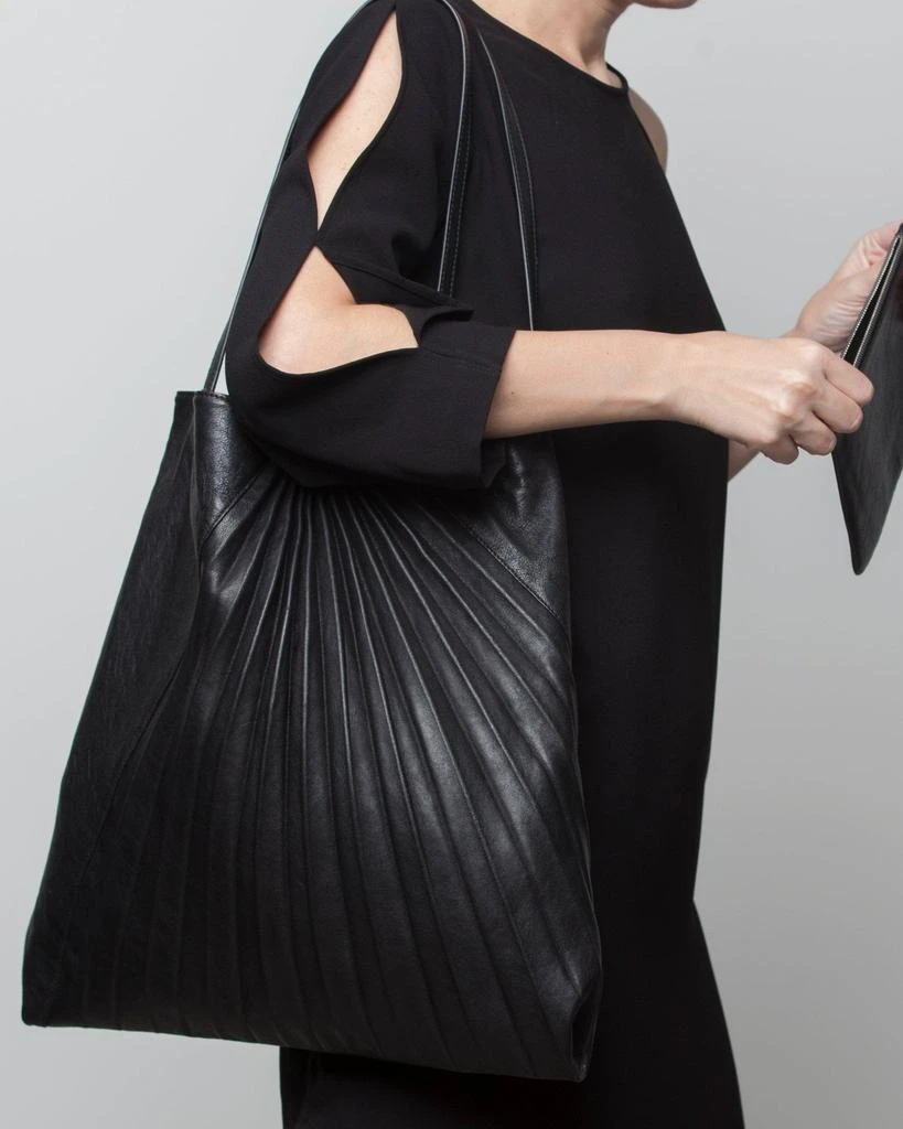 Sabrina Zeng Chiaroscuro Weekend Tote Black 4