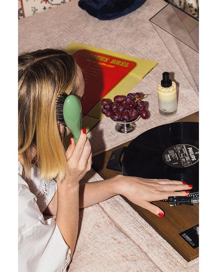 La Bonne Brosse N.01 The Small Universal Shine 
Care Hair Brush - Almond Green 9