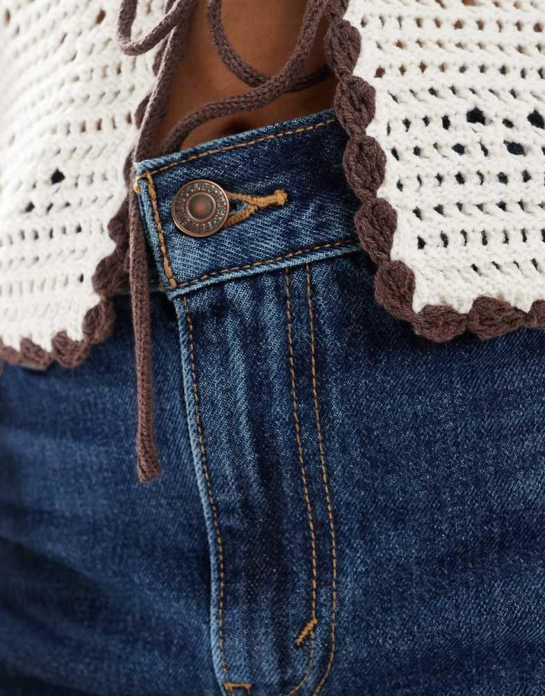 Levi's Levi's rolled 80s mom shorts in mid blue 5