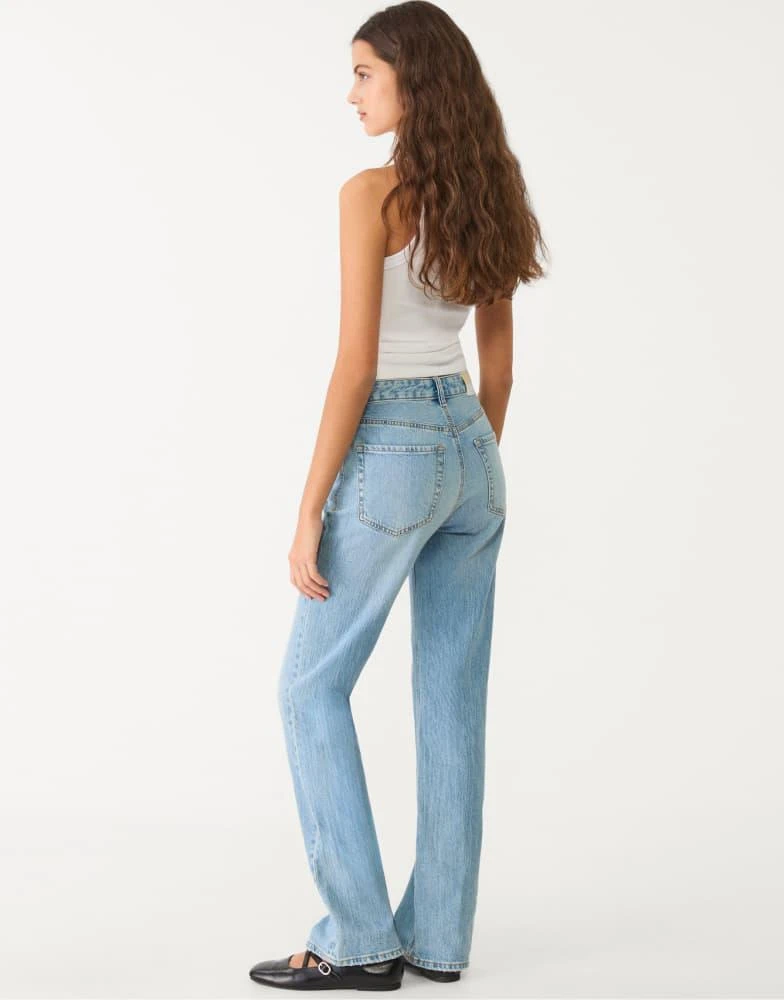 Stradivarius Stradivarius Petite d98 straight-leg vintage effect jeans in light blue 4