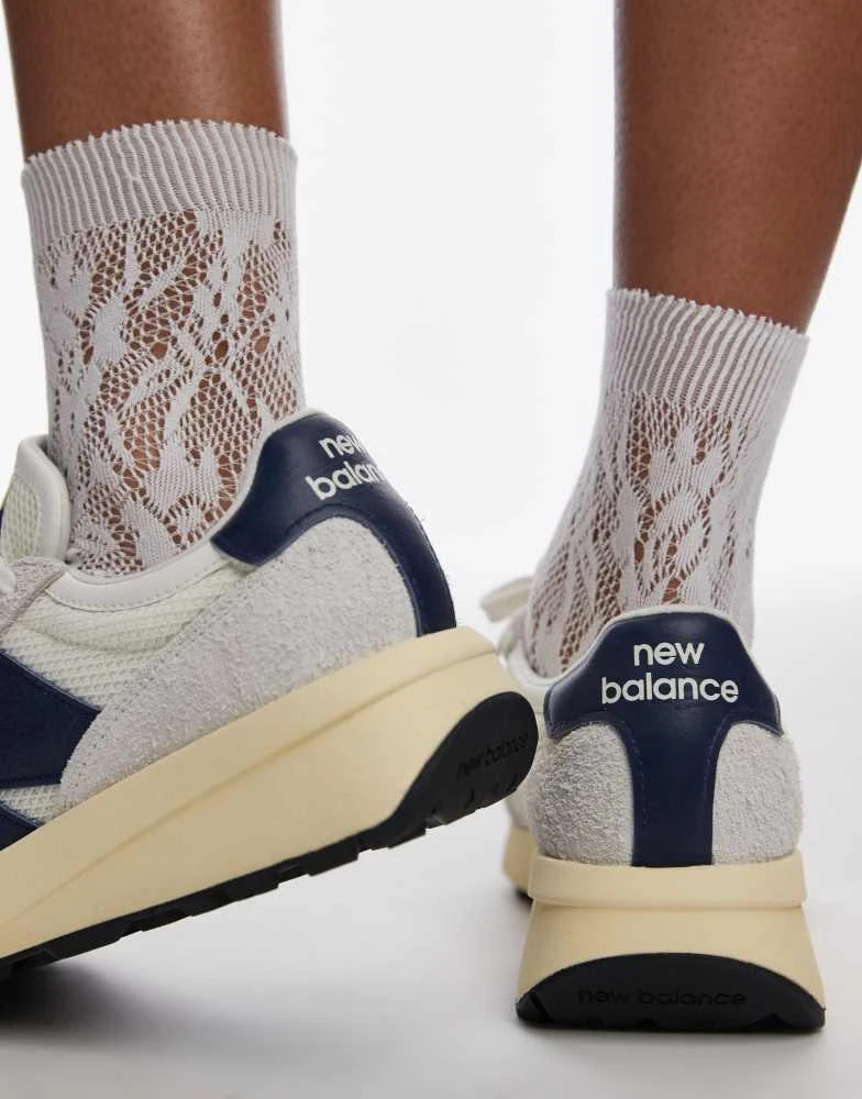 New Balance New Balance 370 trainers in white and navy 3