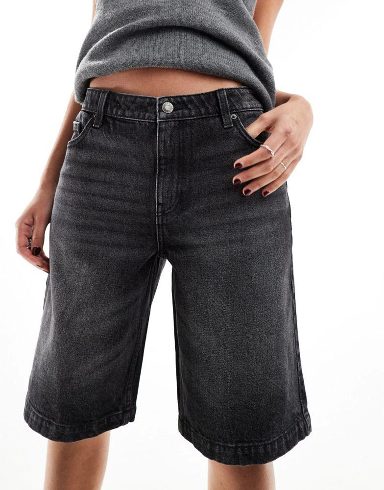 Bershka Bershka baggy longline denim shorts in acid wash black 1