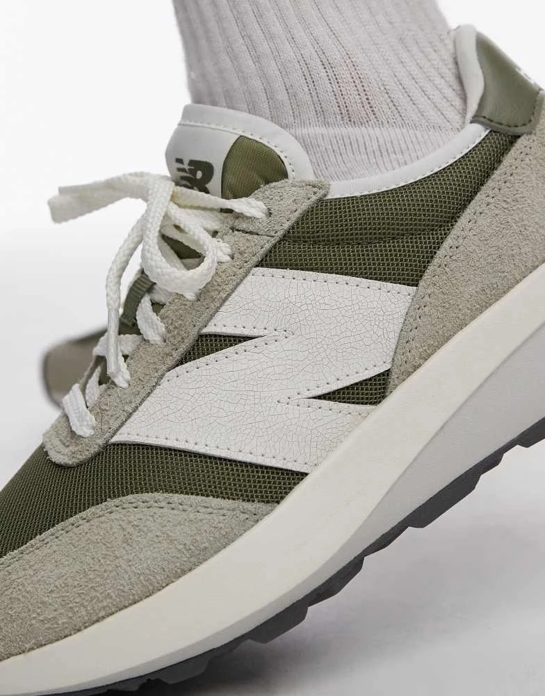 New Balance New Balance 370 trainers in green 3