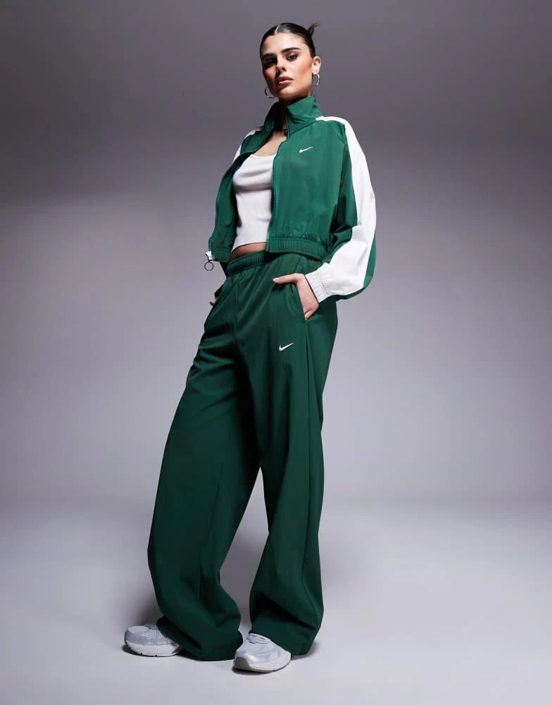 NIKE Nike Trend woven windrunner jacket in green 3