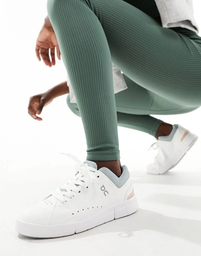 On ON The Roger Advantage trainers in white and rosehip 1