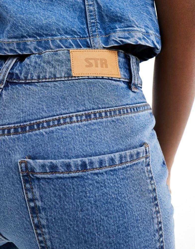Stradivarius Stradivarius STR straight leg slouchy jean in medium blue 3