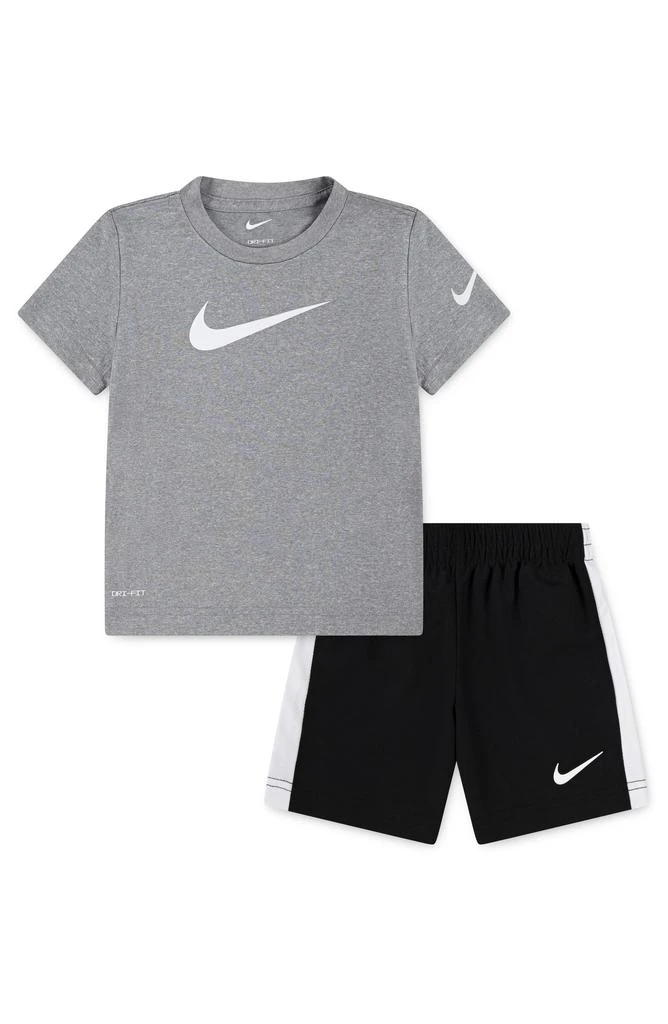 NIKE Kids
Swoosh T-Shirt
Shorts Set