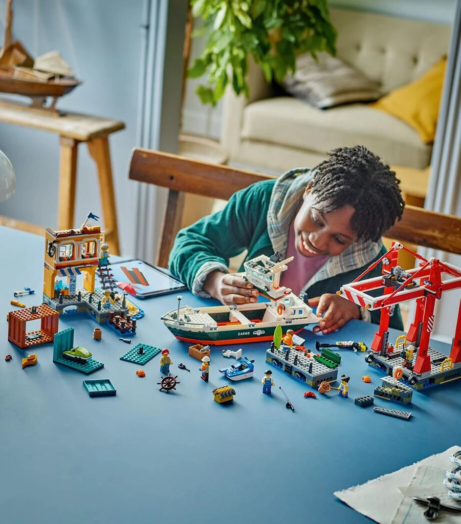 LEGO City Seaside Harbour with Cargo Ship 60422 4