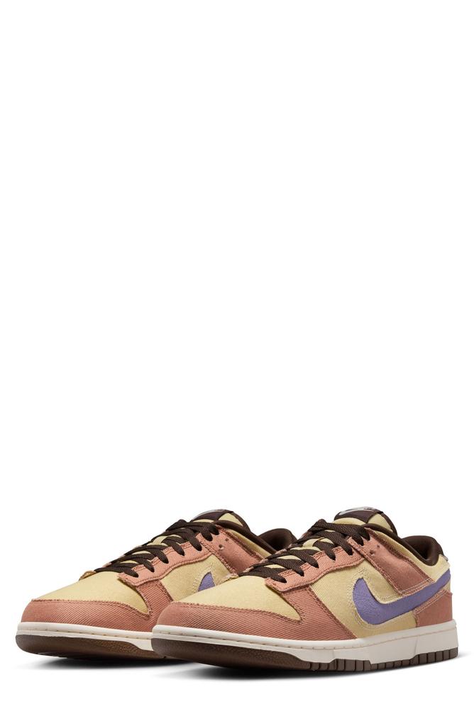 NIKE Dunk Low SE Basketball Sneaker