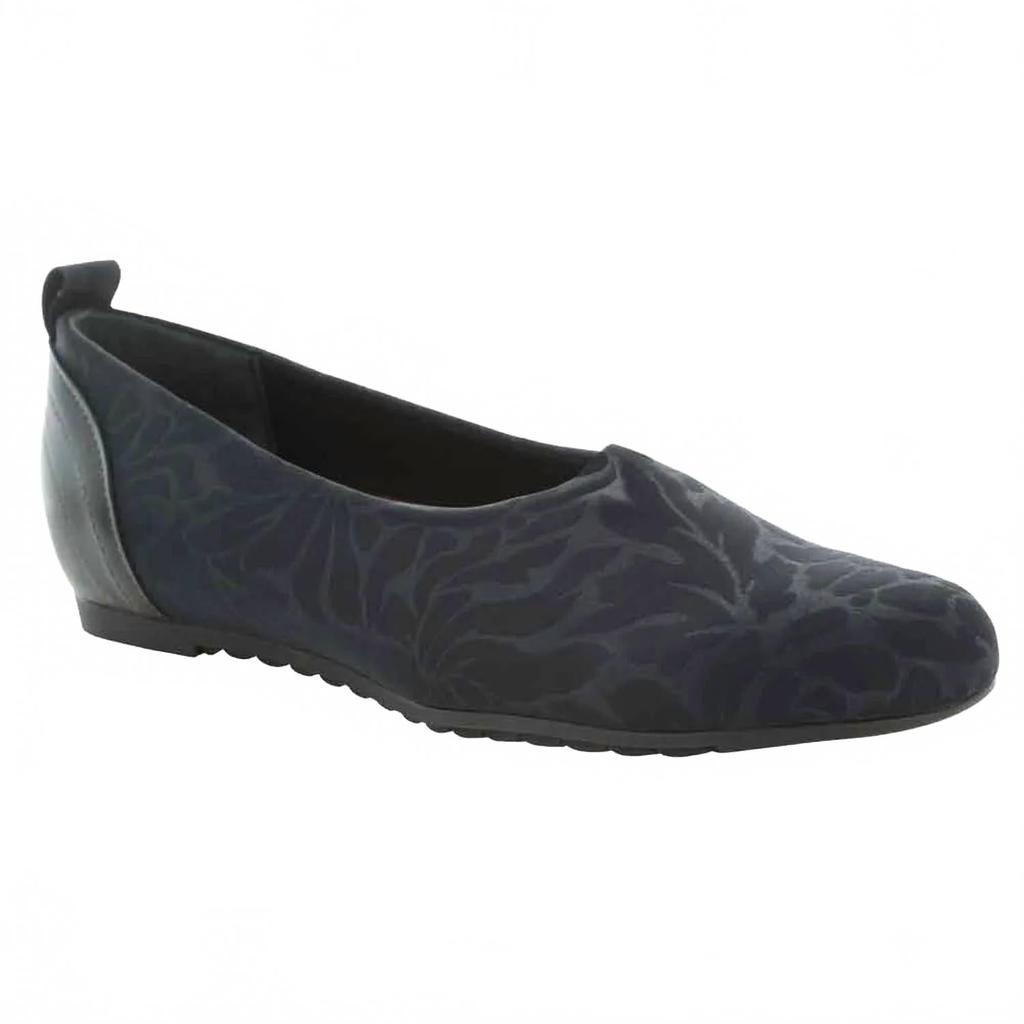 Munro Women's Iriana Flats In Black