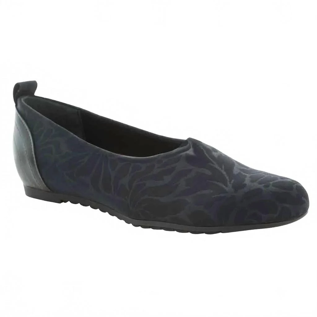 Munro Women's Iriana Flats In Black 1