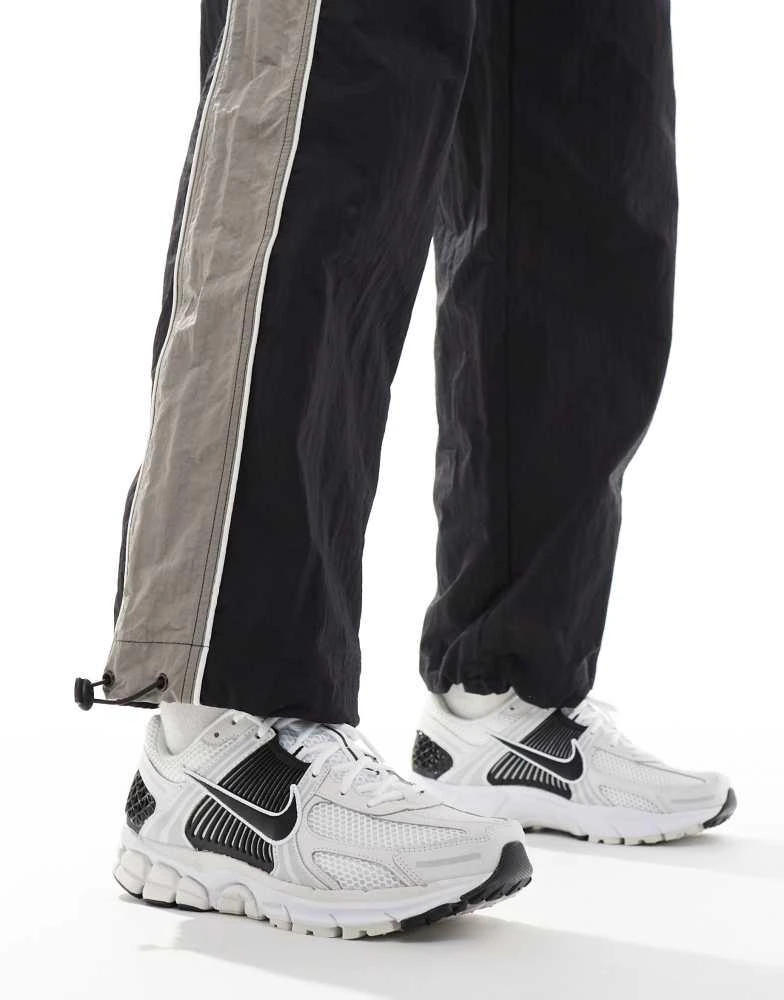 NIKE Nike Zoom Vomero 5 trainers in white and black 5