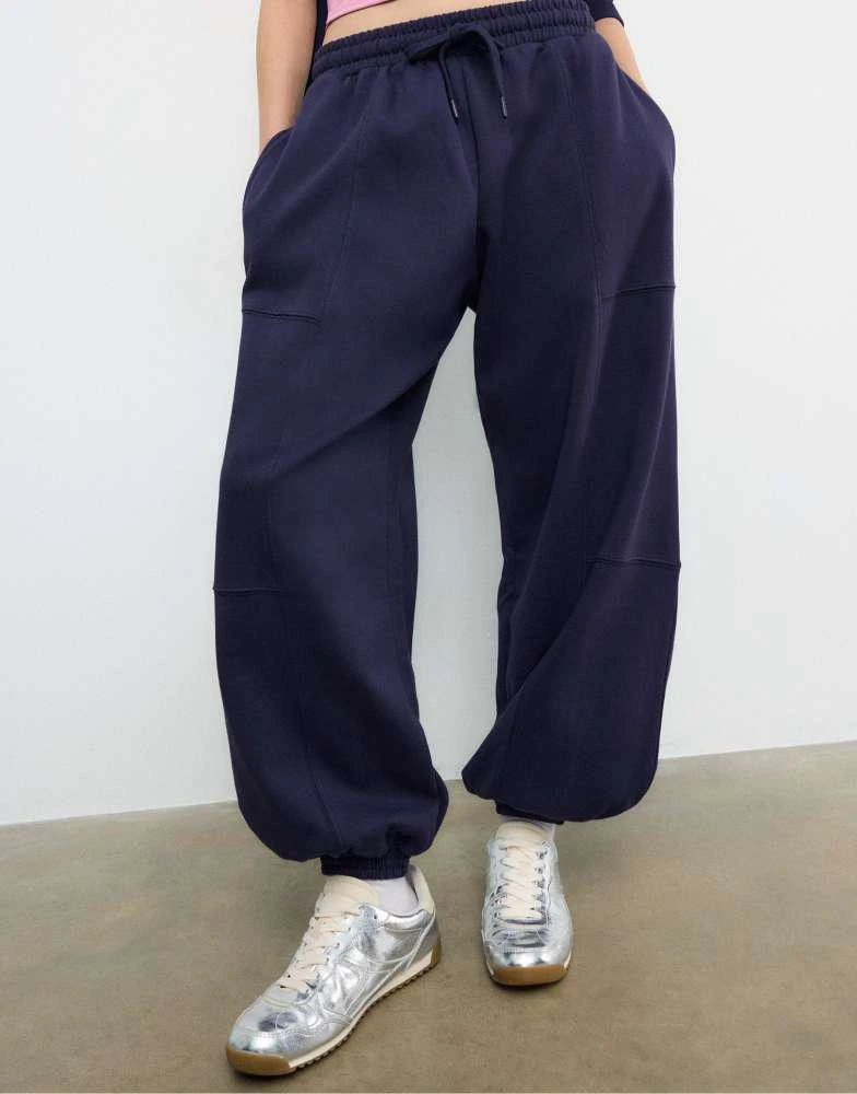 Stradivarius Stradivarius Balloon plush joggers in dark blue 2