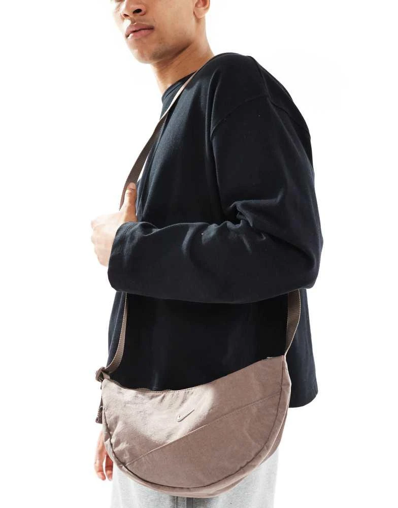 NIKE Nike Aura crossbody bag in brown 3