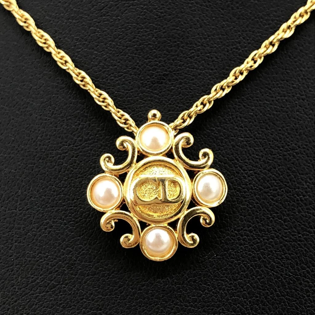 Dior Plated Flower Pendant On Delicate Women
s Chain (Pre-Owned)