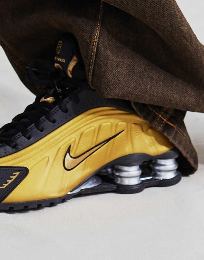 NIKE Nike Shox R4 trainers in gold and black 4
