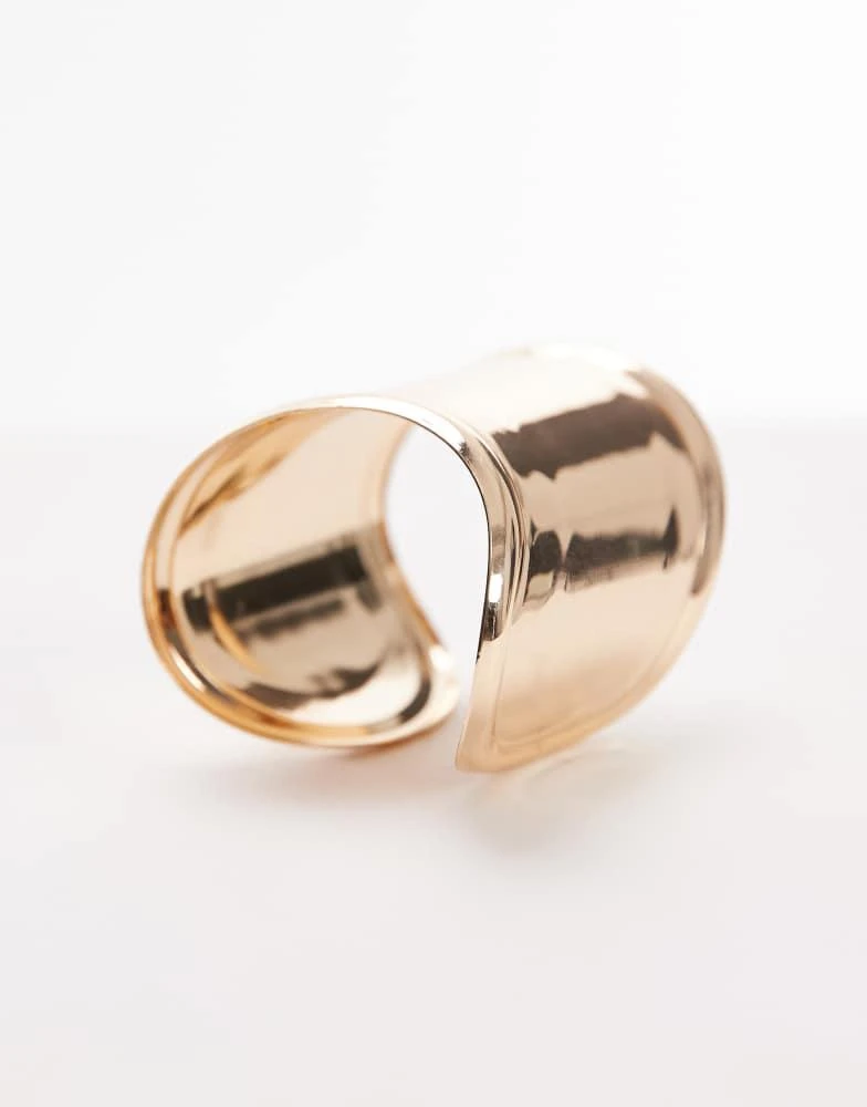 Topshop Topshop Beck chunky cuff bracelet in gold tone 3