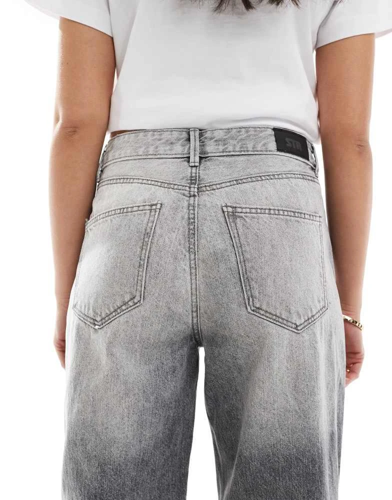 Stradivarius Stradivarius STR baggy jeans in light grey wash 4