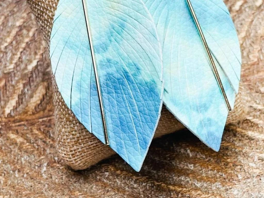 Trendy Wholesale Trendy Wholesale - Women
s Feather Earrings With Gold Bar