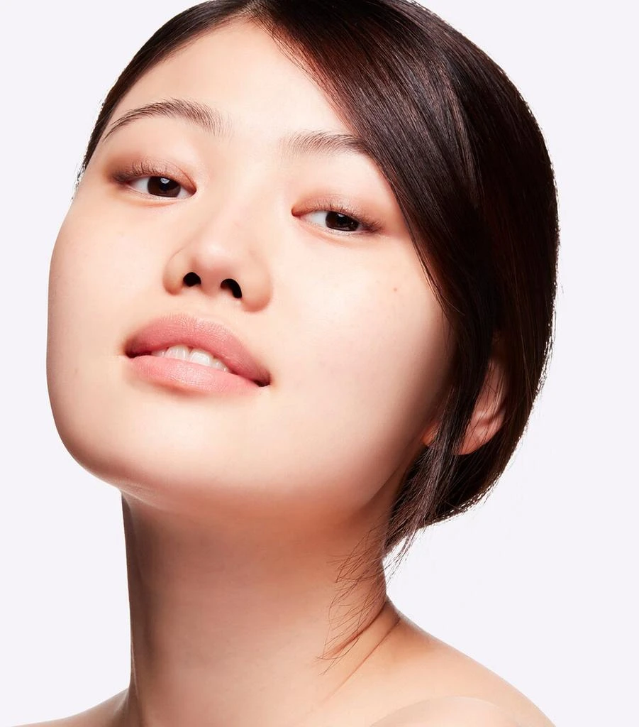 MAC Studio Radiance Moisturizing + Illuminating Silky Primer 3