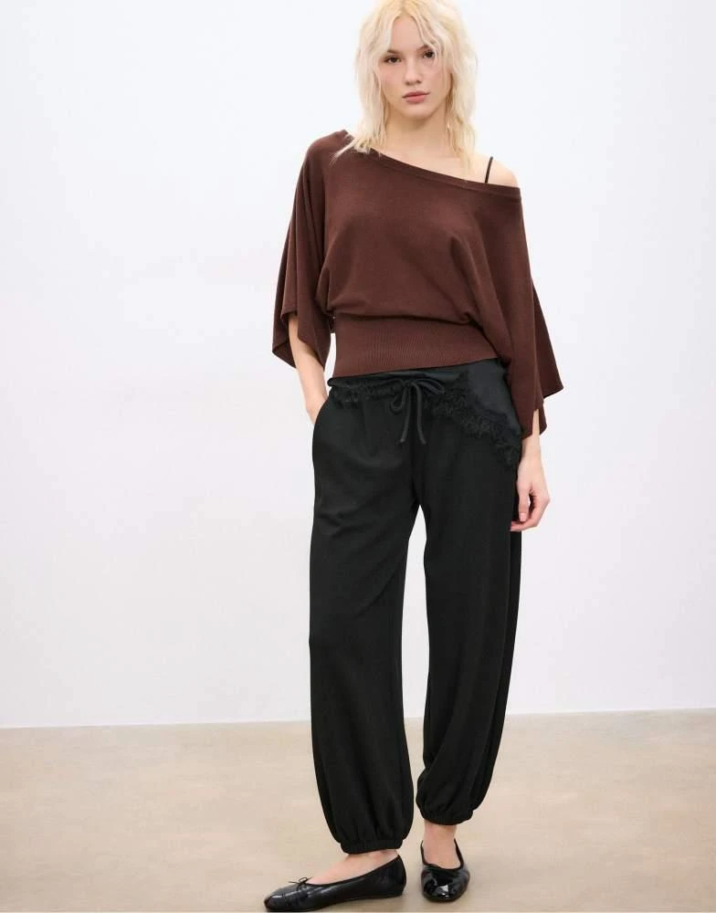 Stradivarius Stradivarius Soft-touch balloon jogger trousers in black 4