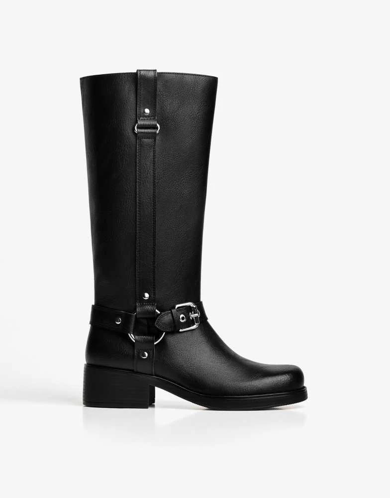 Shop Bershka Flat biker boots in black on Sale at BeyondStyle