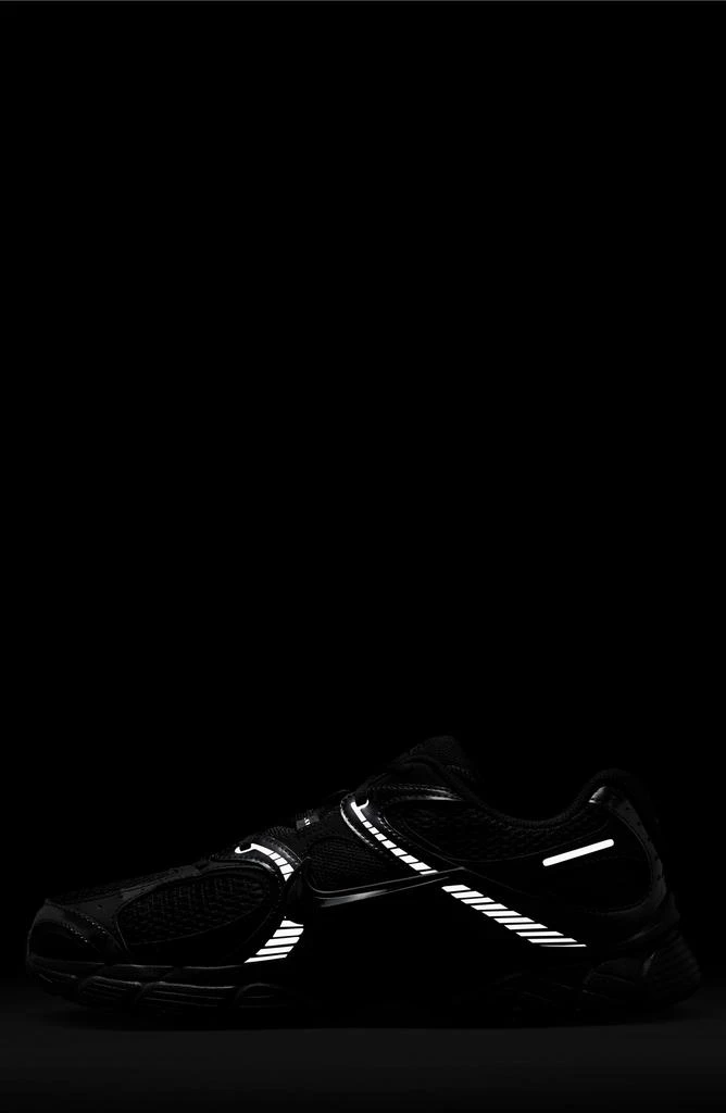 NIKE V5 RNR Sneaker 10