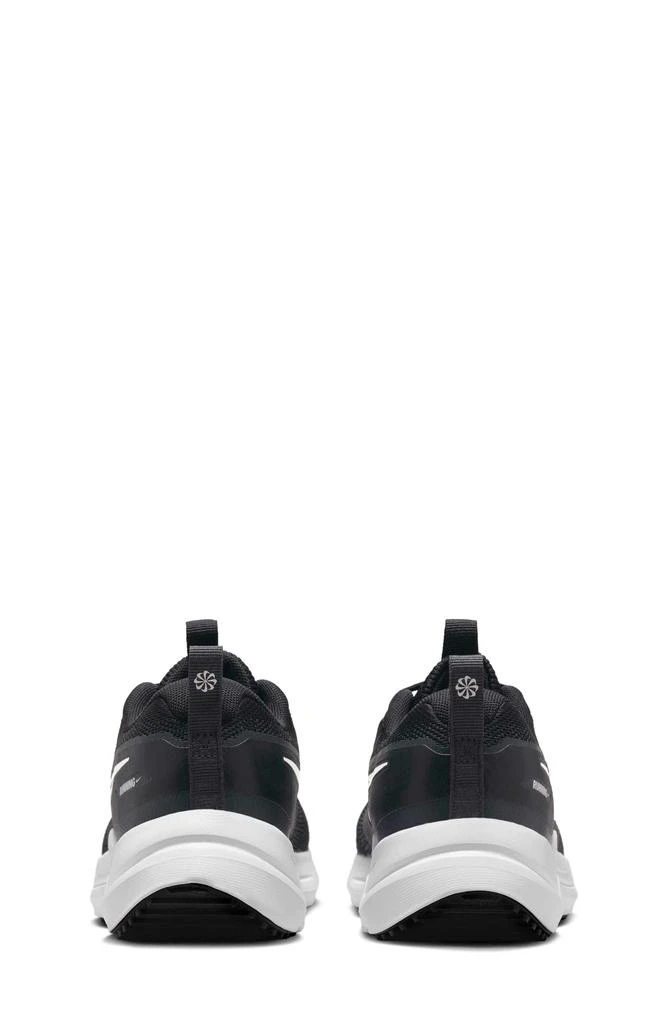 NIKE Cosmic Runner Running Shoe 5