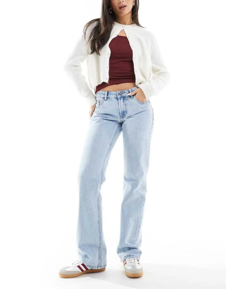 Stradivarius Stradivarius STR low waist straight jean in light wash 1