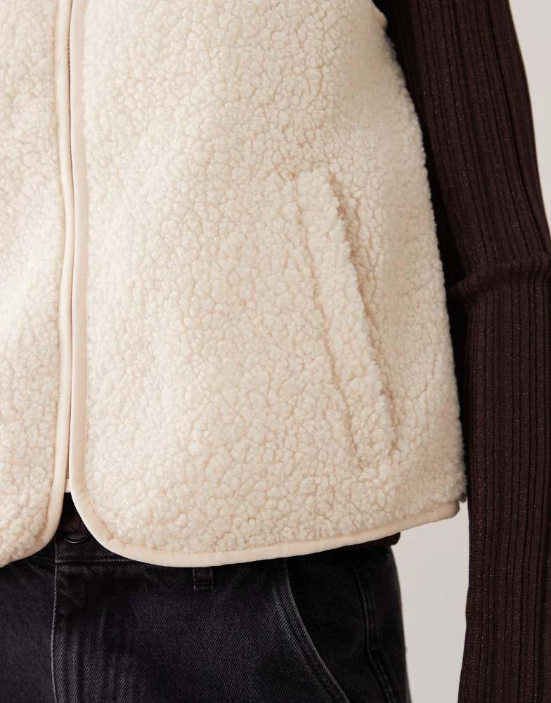 Pimkie Pimkie borg sleeveless zip through vest in cream 3