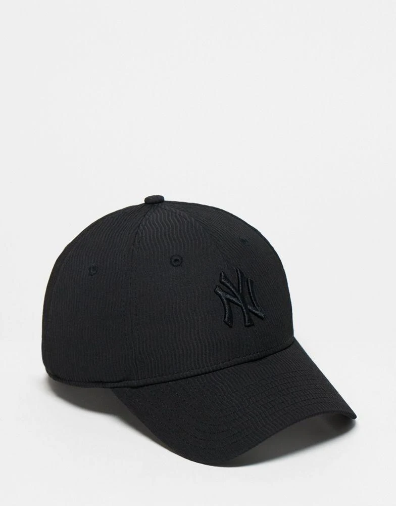 New Era New Era NY Yankees 9forty cap in waffle black 1